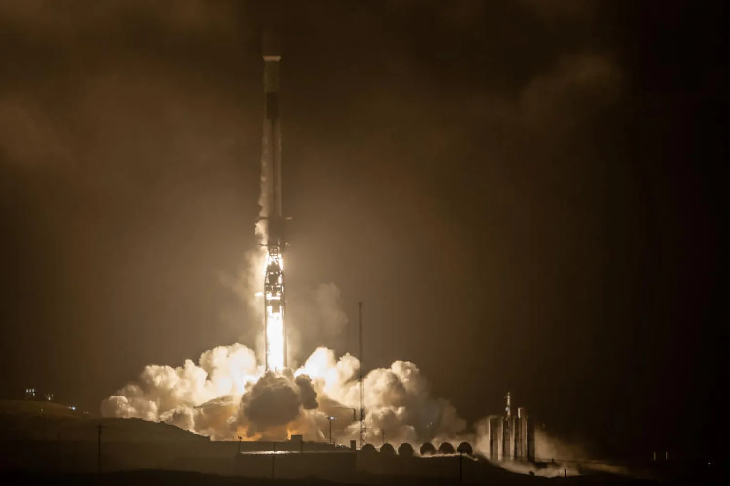 قاعدة «فاندنبرغ» للقوة الفضائية تطلق صاروخ «سبيس إكس فالكون 9» مع مركبة فضائية (د.ب.أ)