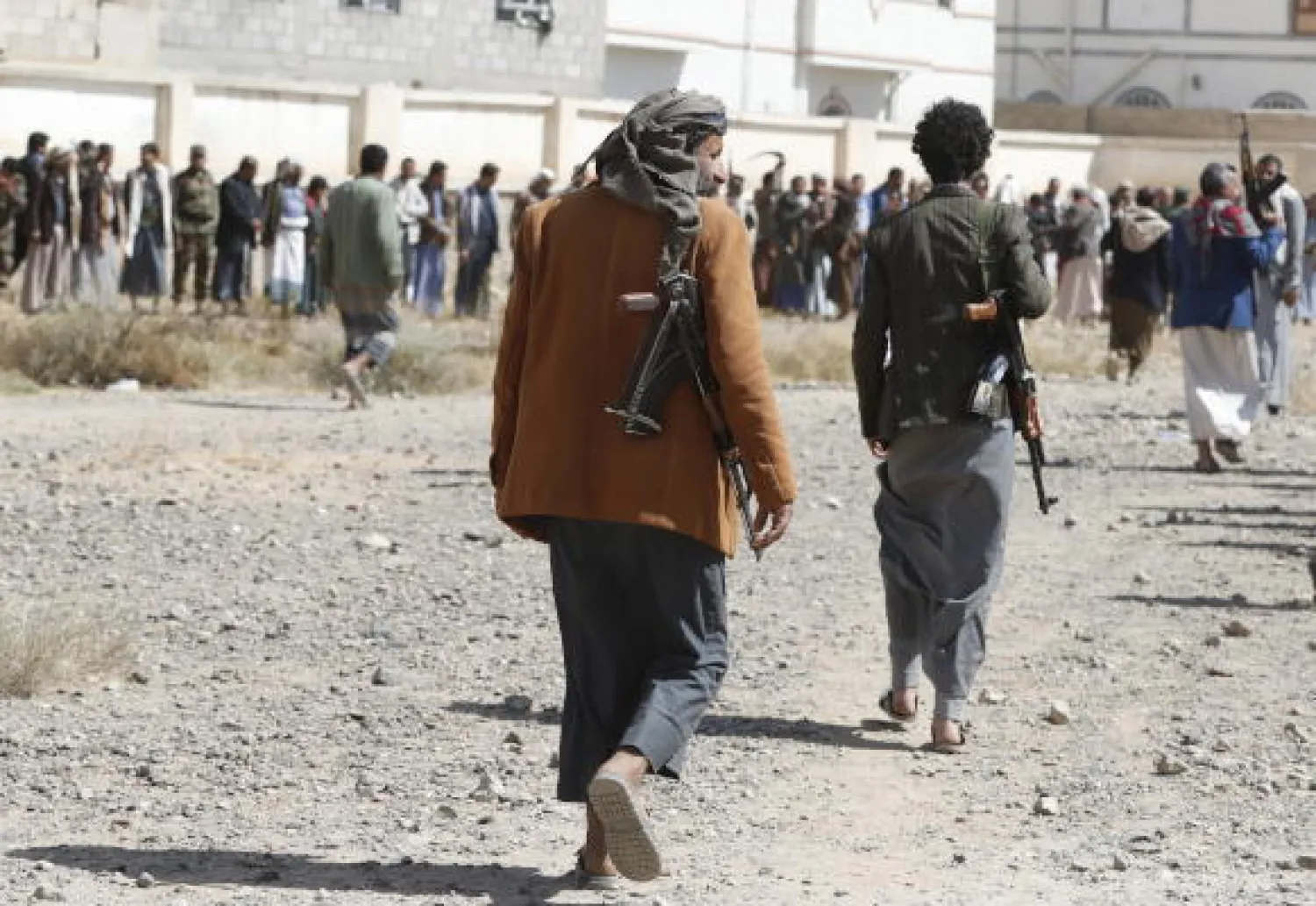 جانب من تجمع حوثي في صنعاء لتجنيد مقاتلين بعد الخسائر المتوالية في الجبهات (إ.ب.أ)