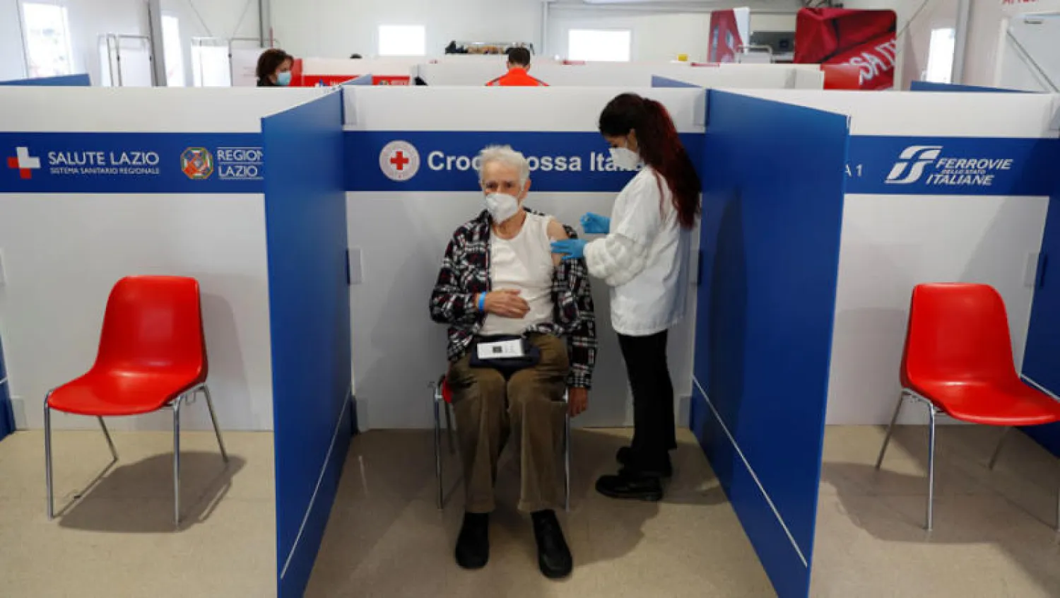 إيطالي يتلقى الجرعة المعززة من لقاح كورونا في محطة قطار بروما الخميس (رويترز)