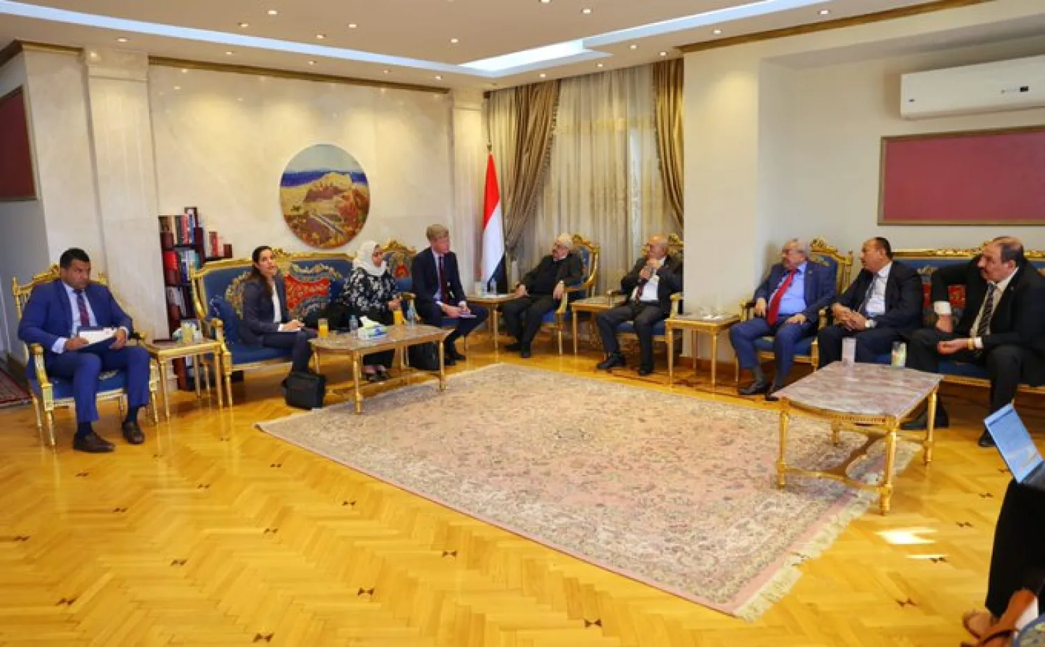 UN Special Envoy for Yemen, Hans Grundberg with a group of Yemeni women and men (OSE)
