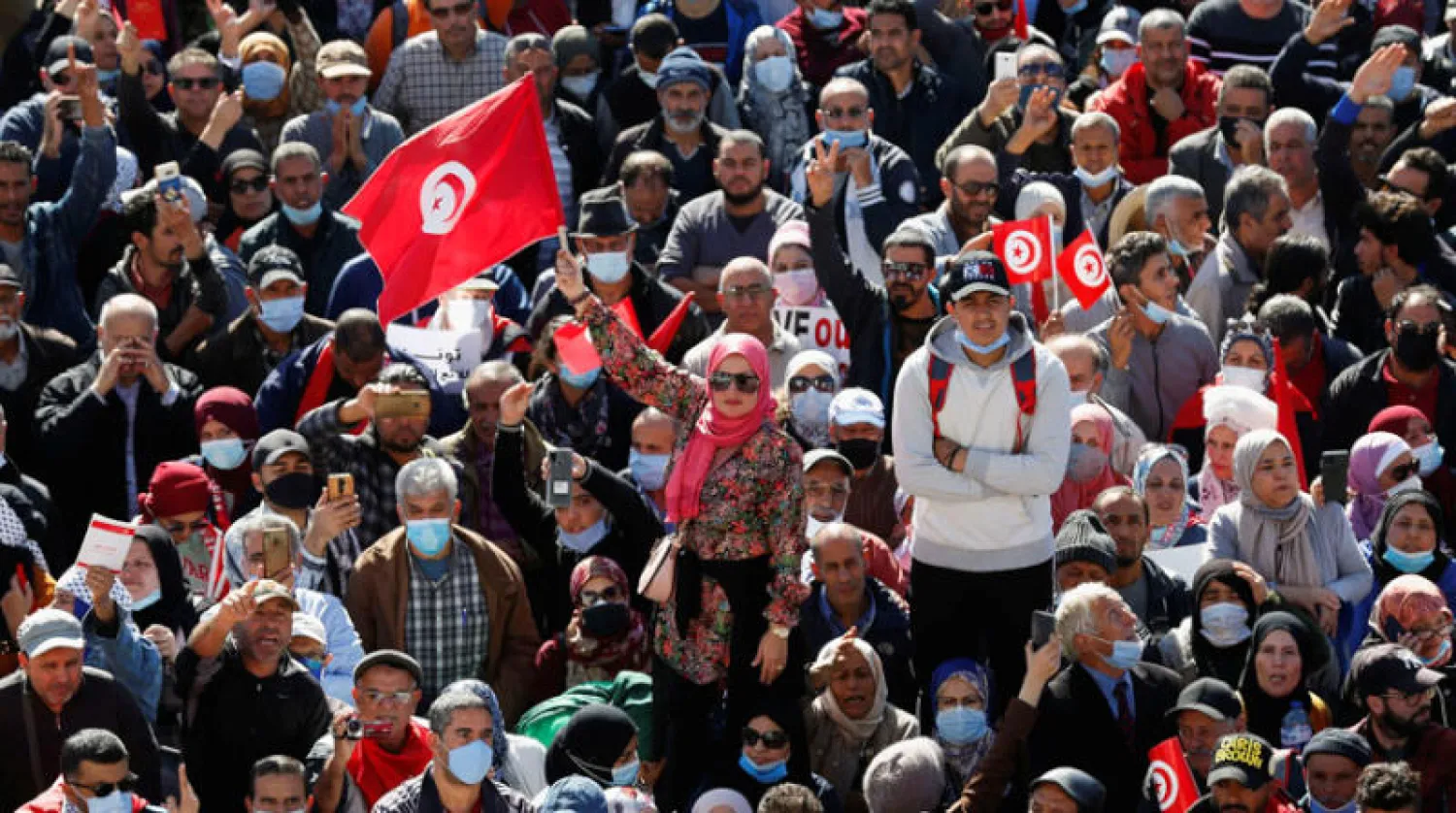 جانب من الاحتجاجات المناهضة لقرارات الرئيس سعيد وسط العاصمة (رويترز)