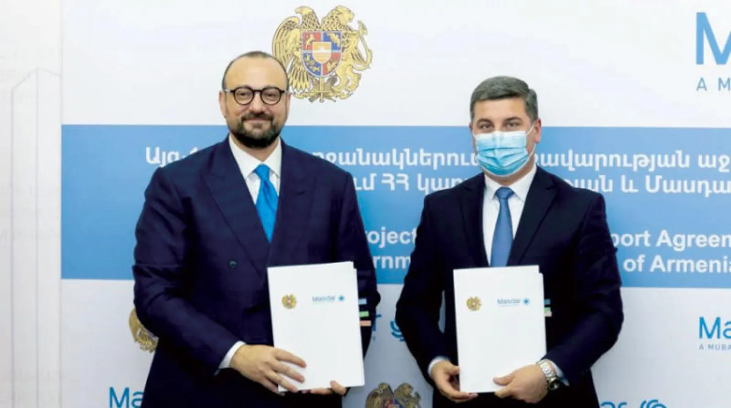 جينيل سانوسيان، وزير الإدارة الإقليمية والبنية التحتية الأرمني؛ ومحمد الرمحي، الرئيس التنفيذي لشركة «مصدر» خلال توقيع الاتفاقية (الشرق الأوسط)