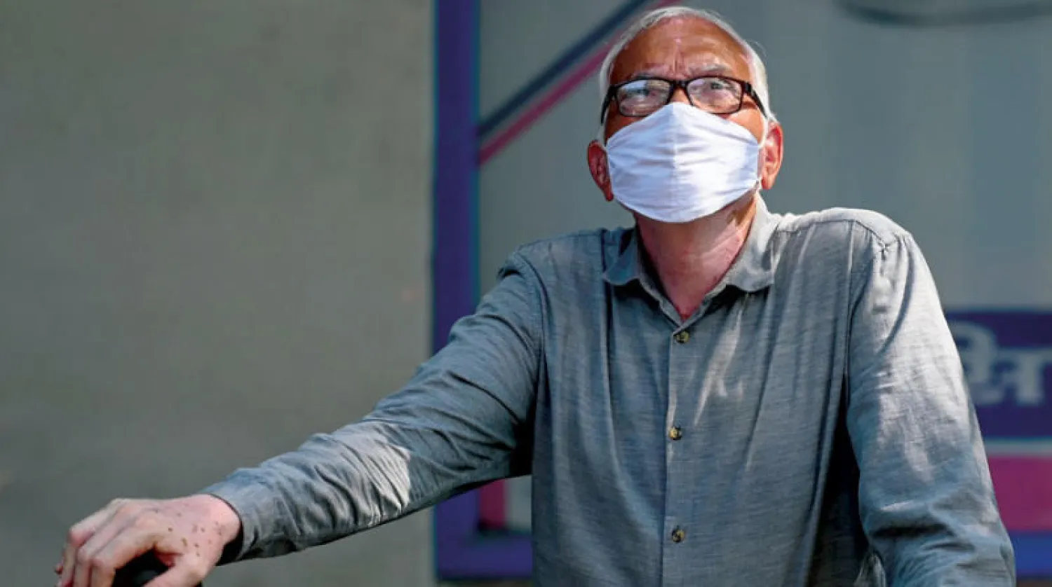 تسبب الإعلان عن المتحورة الجديدة لفيروس كورونا في إثارة الهلع في جميع الأسواق العالمية ما أسفر عن خسائر فادحة (أ.ف.ب)