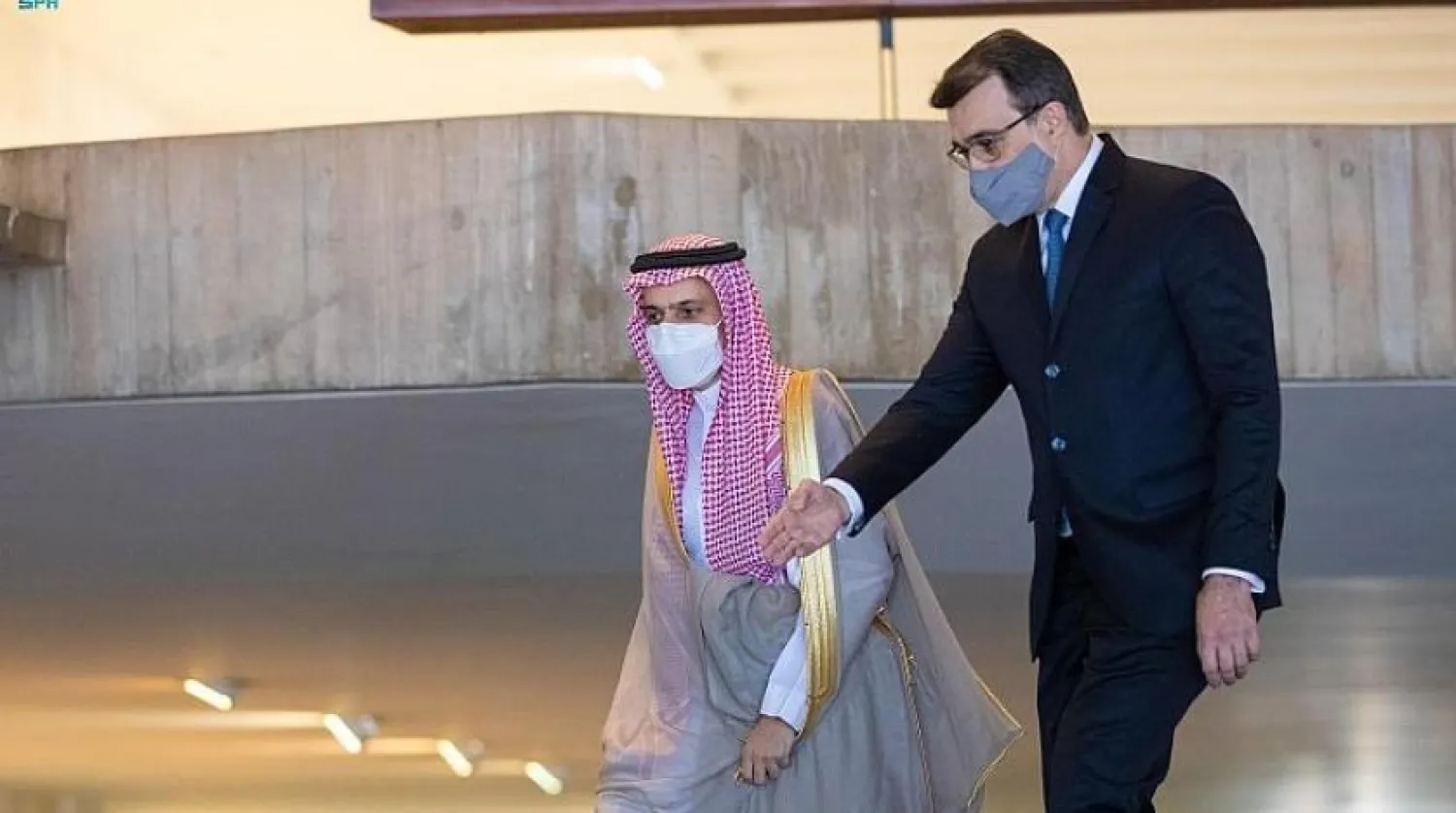 Brezilya Dışişleri Bakanı Carlos Alberto, Suudi Arabistanlı mevkidaşı Prens Faysal bin Ferhan’ı ağırlarken (SPA)