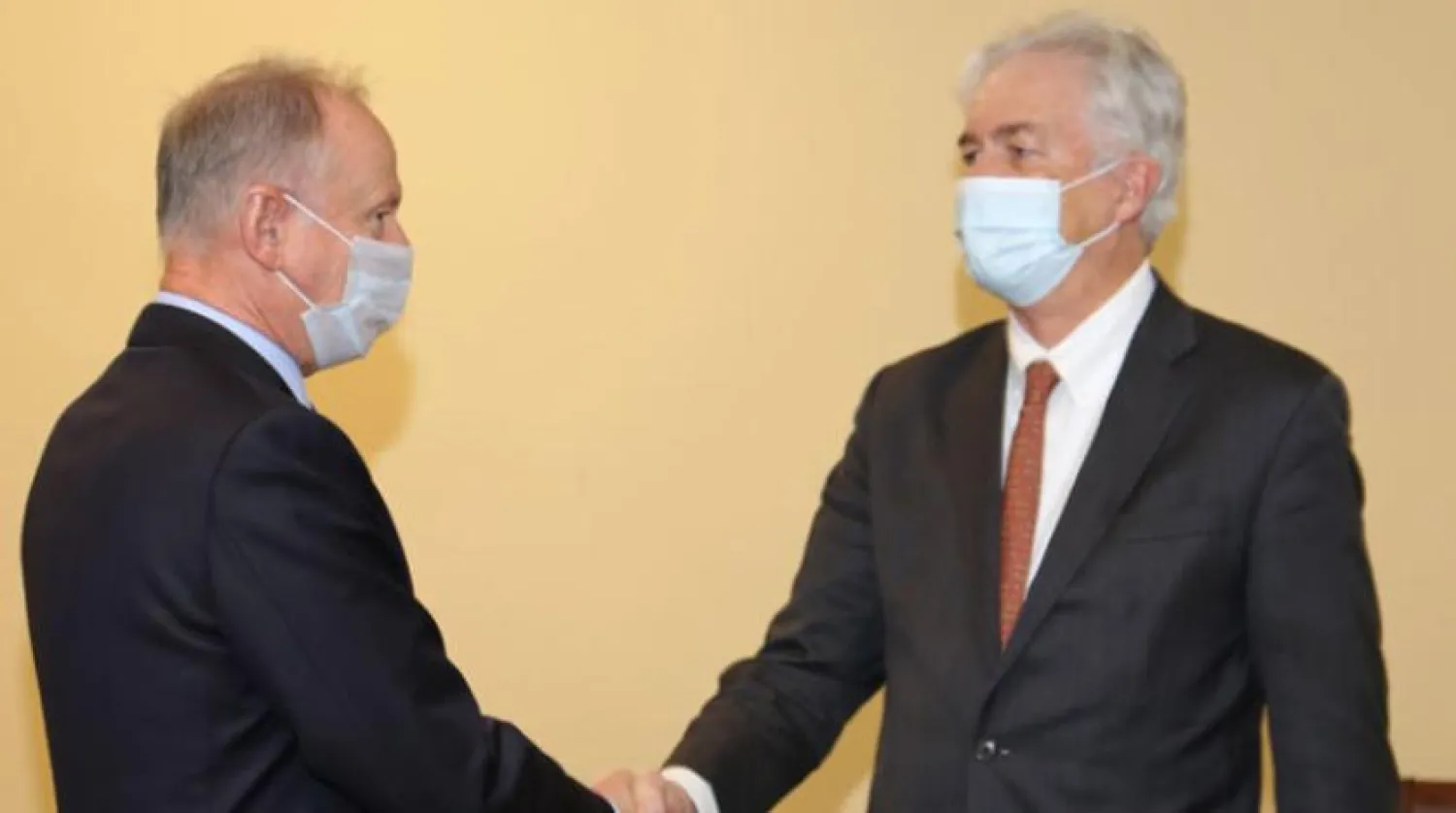 Moskova ziyareti sırasında Burns (sağda- EPA)