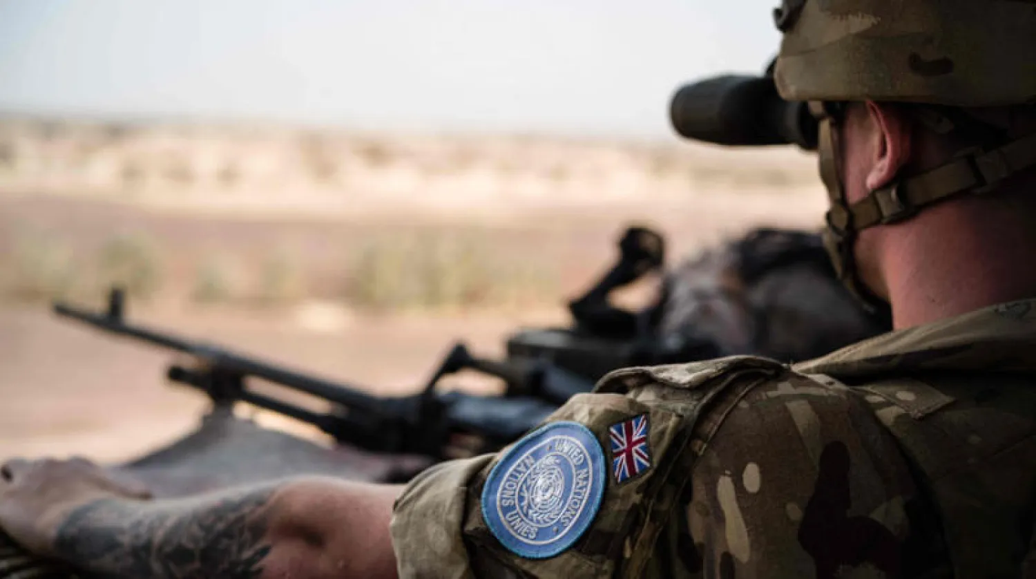 جندي من الوحدة البريطانية في قوة الأمم المتحدة في مالي (مينوسما)، يراقب الصحراء من مرصد في ميناكا أمس (أ.ف.ب)