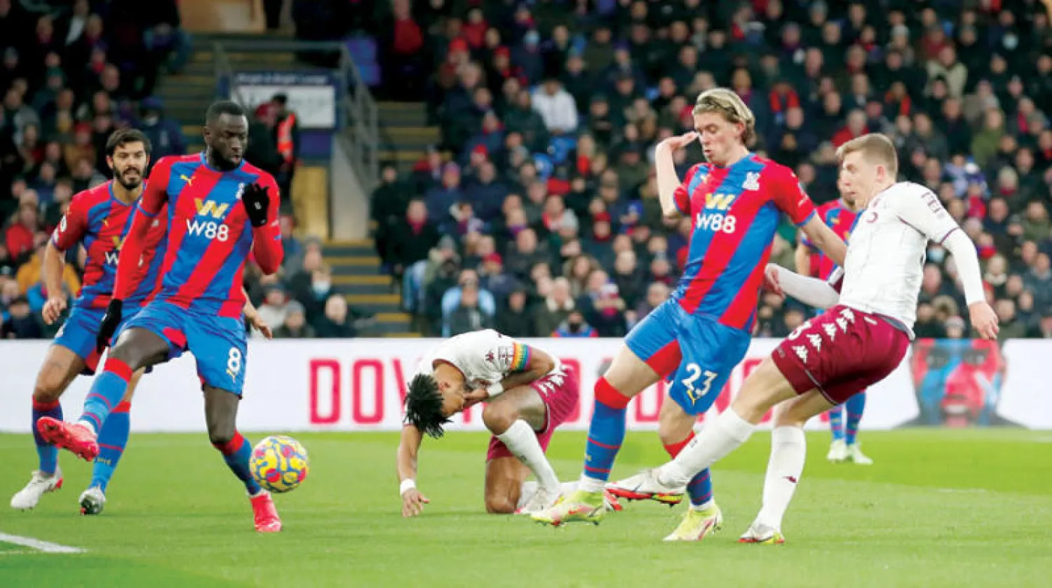 تارغيت يفتتح التهديف لأستون فيلا (رويترز)