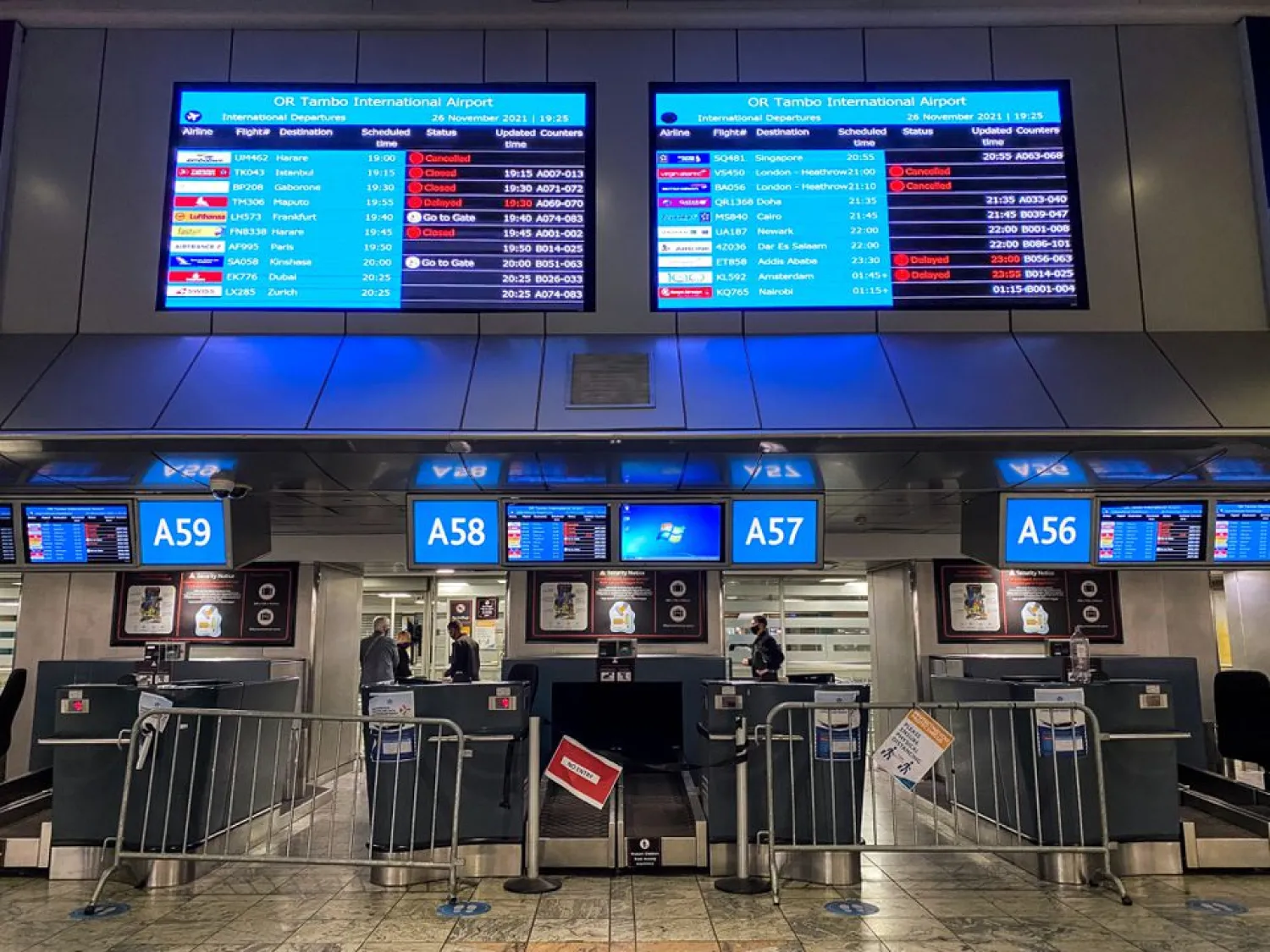 Digital display boards show cancelled flights to London - Heathrow at O.R. Tambo International Airport in Johannesburg, South Africa, November 26, 2021. REUTERS/ Sumaya Hisham/File Photo


