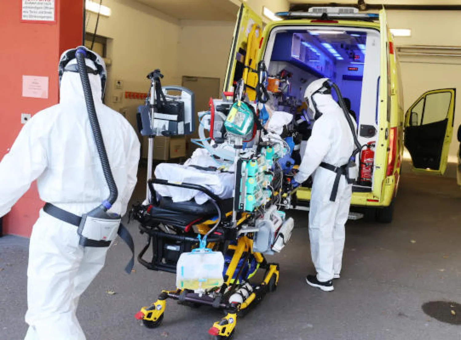 نقل مصاب بفيروس كورونا في ألمانيا حيث أسرّة وحدات العناية المركزة آخذة في النفاد (د.ب.أ)