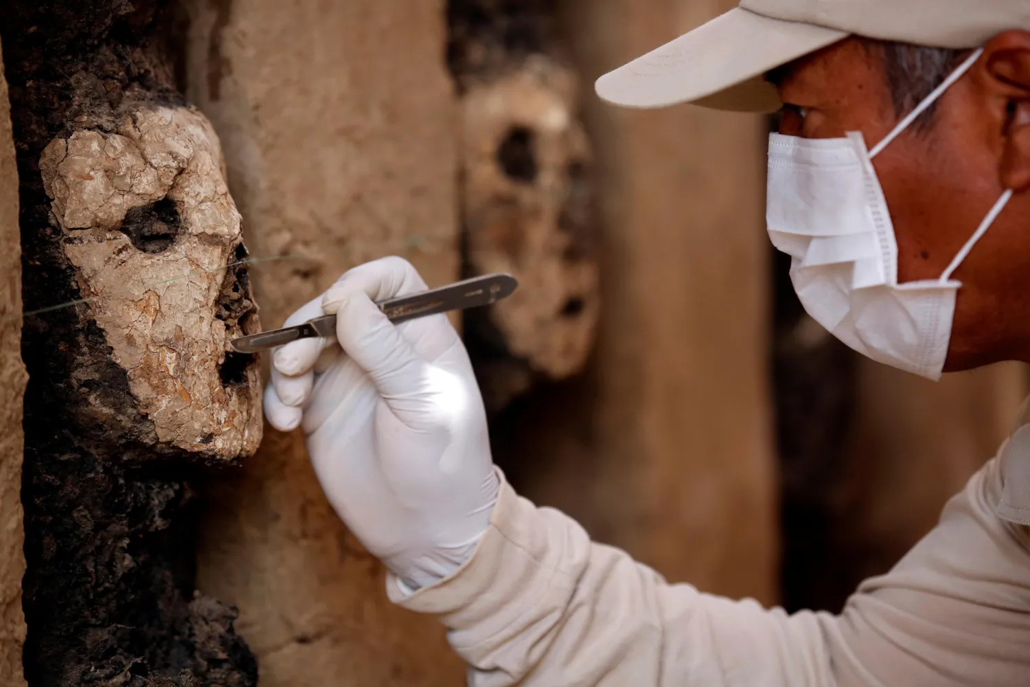 An archaeologist cleans a wooden mask of the Mochica culture at Chan Chan archeological complex in Trujillo, Peru October 22, 2018.
(photo credit: DOUGLAS JUAREZ / REUTERS)