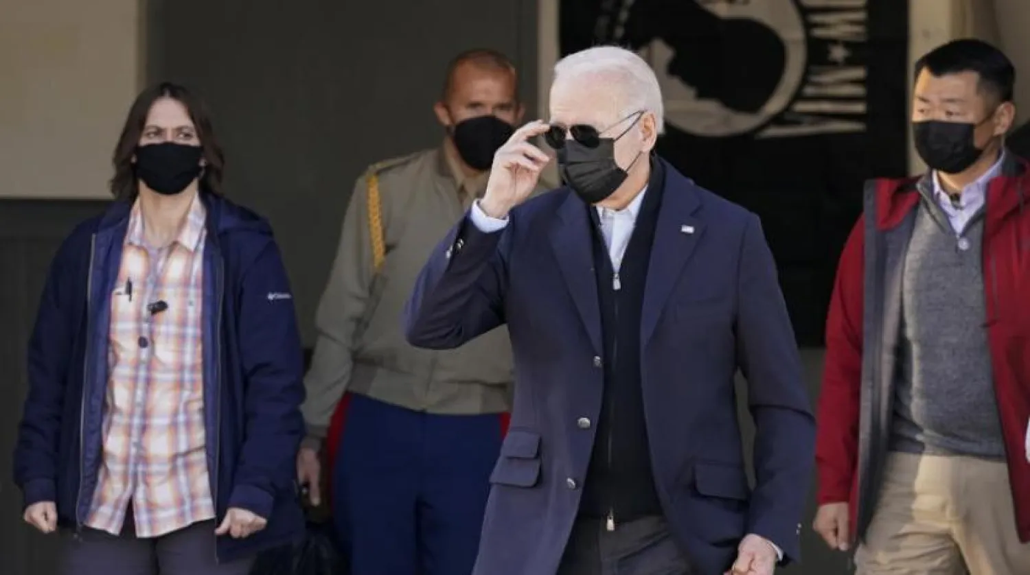 ABD Başkanı Joe Biden ziyaretlerinden birinde koruyucu maske takıyor (AP)
