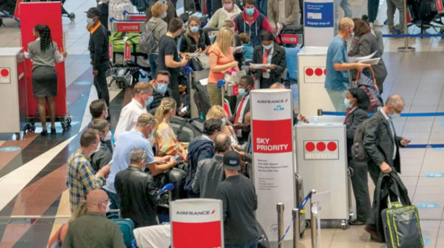 Yolcular dün Johannesburg havaalanında Paris'e giden uçağa binmek için bekliyor (AP)