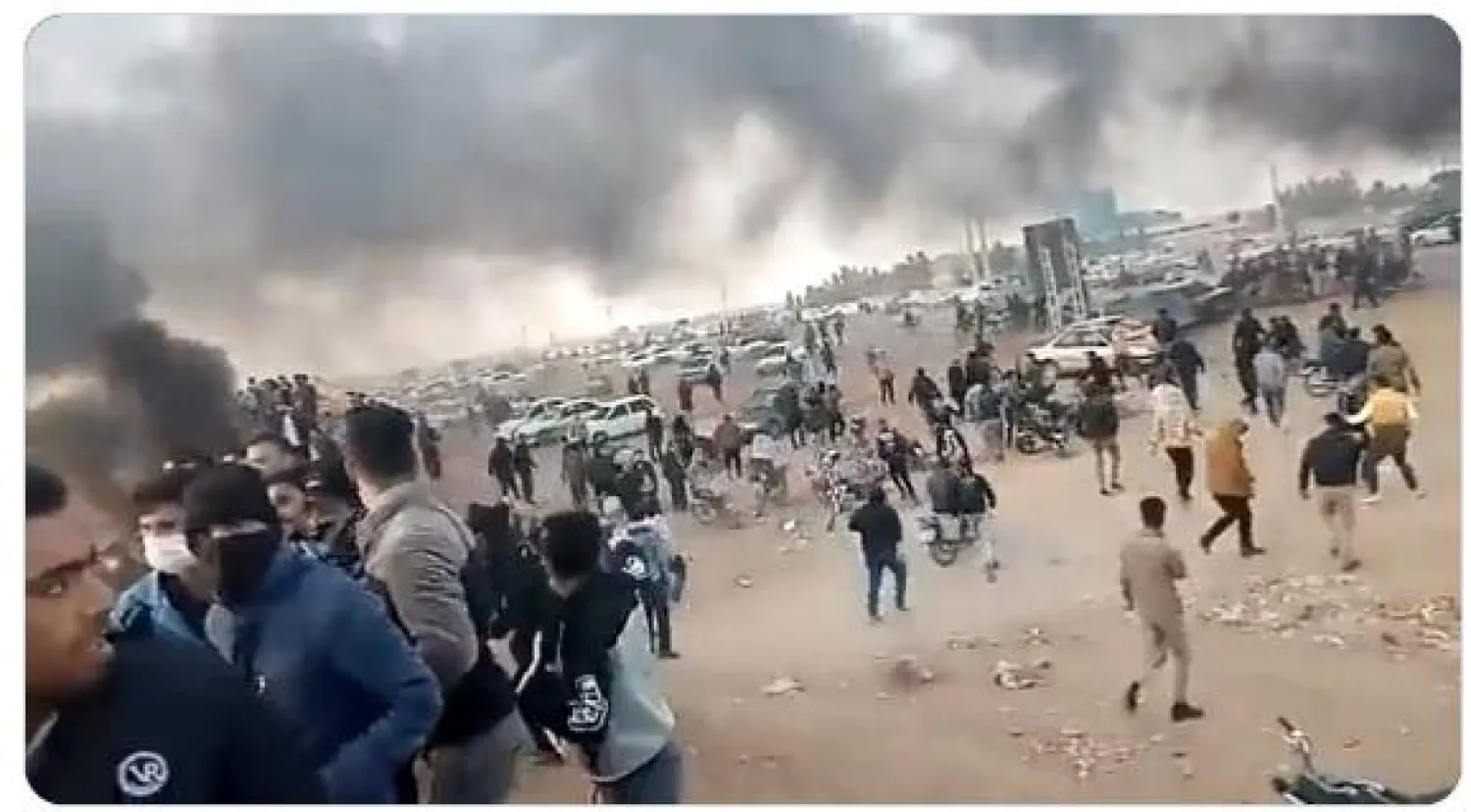 الشرطة تفرق محتجين يتظاهرون في مدينة أصفهان وسط إيران بسبب نقص المياه (تويتر)