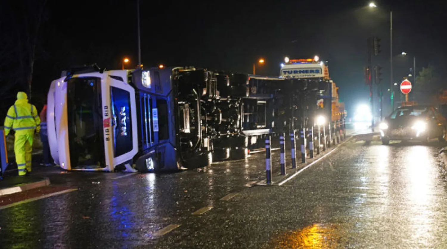 قال مكتب الأرصاد الجوية البريطاني إن رياحاً «مدمرة» هبّت على مناطق مختلفة من المملكة المتحدة وتسبب بانقطاع الكهرباء وعرقلة المرور في الطرق السريعة (إ.ب.أ)