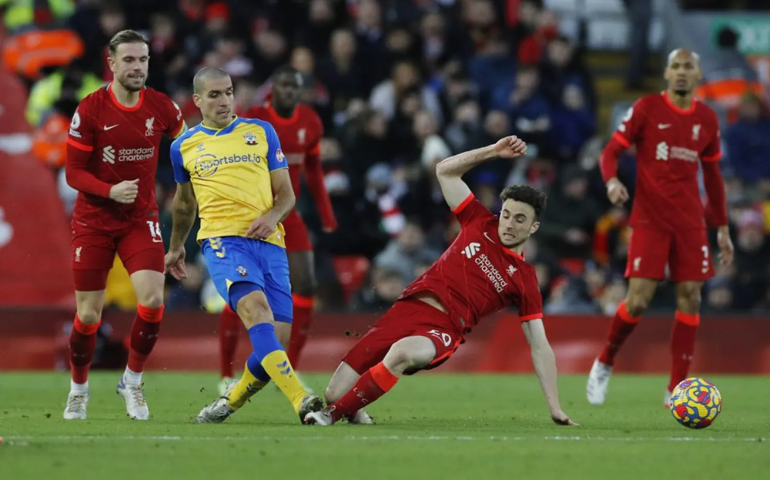 Southampton's Oriol Romeu in action with Liverpool's Diogo Jota. (Reuters)