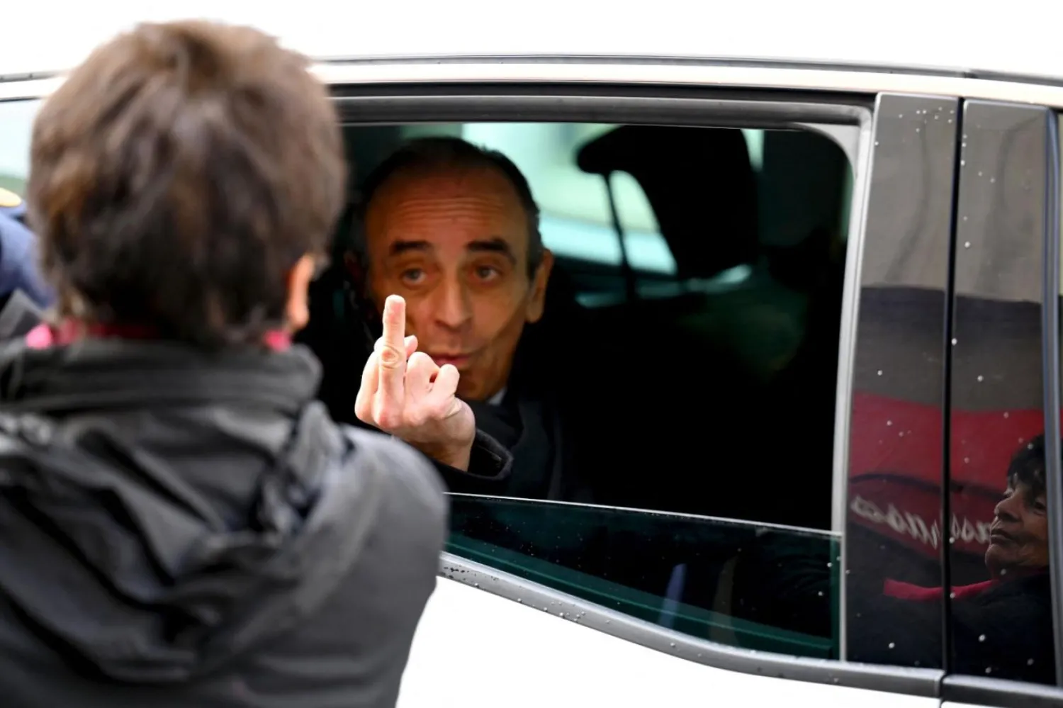 Evli olan 63 yaşındaki Éric Zemmour, kendisinden 35 yaş küçük asistanıyla çocuk beklediğini iddia eden Closer adlı dergiye dava açtı (AFP)