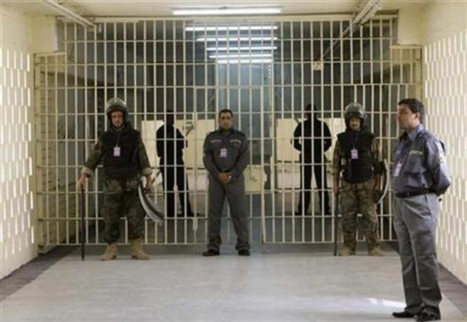 FILE: Prison guards secure the main gate of Baghdad pirson February 21, 2009. REUTERS/Mohammed Ameen

