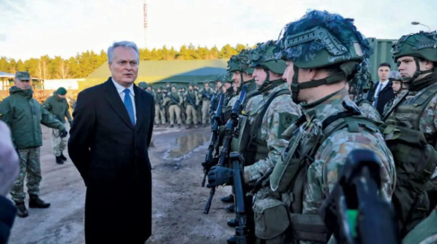 Litvanya Cumhurbaşkanı Nauseda geçtiğimiz pazartesi günü sınırdaki silahlı kuvvetleri denetledi. (AFP)