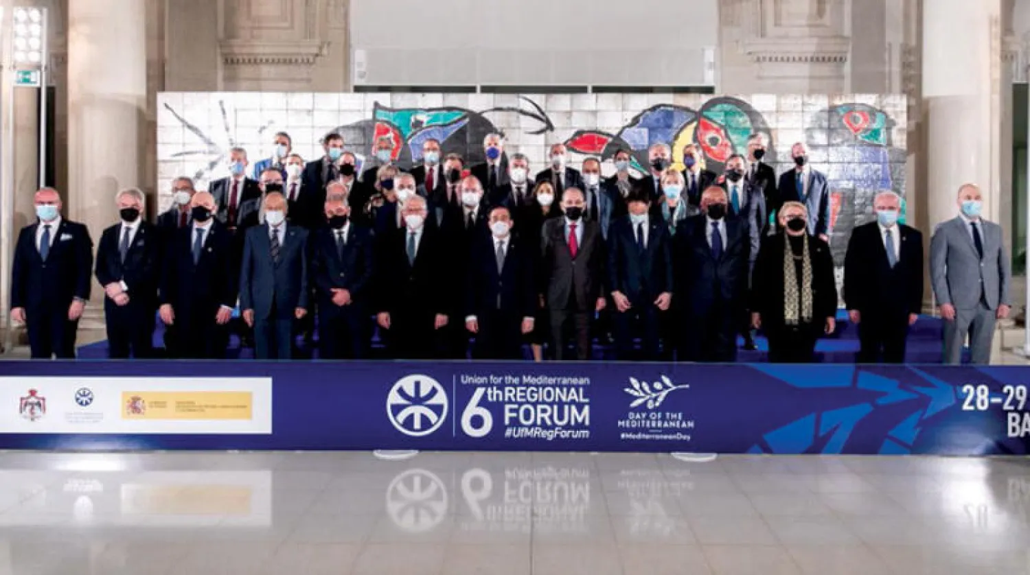 صورة تذكارية للمشاركين في المنتدى الإقليمي السادس للاتحاد من أجل المتوسط في مدينة برشلونة أمس (الشرق الأوسط)