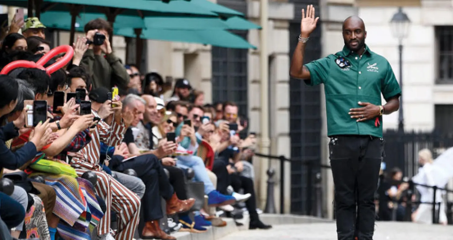 أبلو يشكر الجمهور في نهاية عرض لويس فويتون للرجال لربيع وصيف 2020 في باريس (أ.ف.ب)