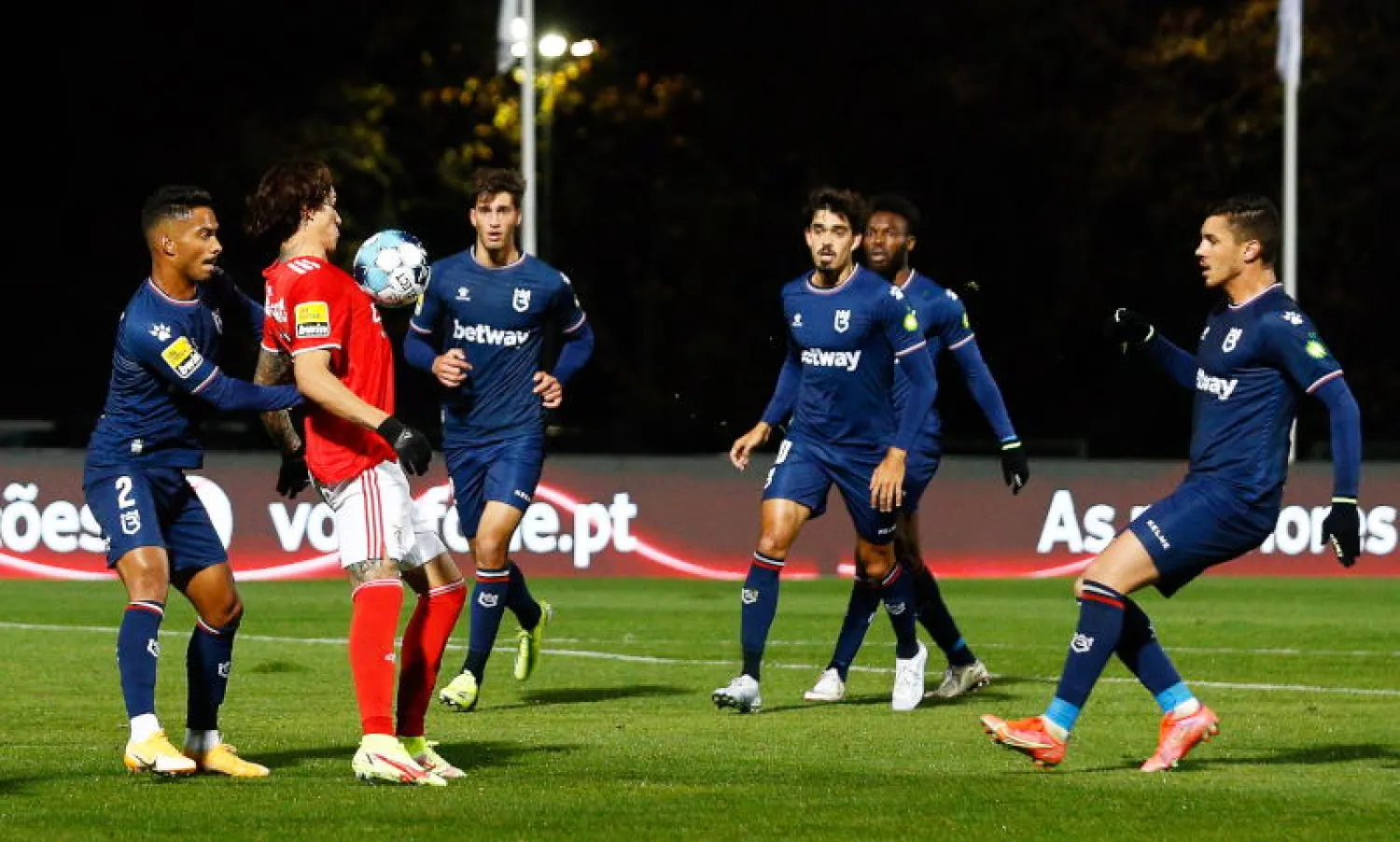 لاعبو فريق نادي بيلينينسيس خلال مواجهة فريق بنفيكا في الدوري البرتغالي لكرة القدم (إ.ب.أ)