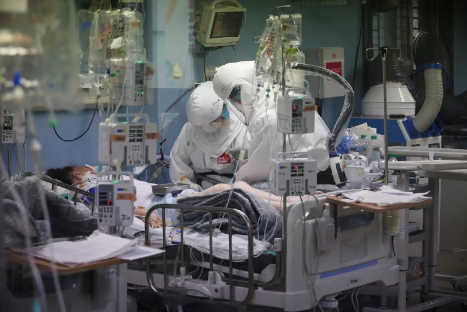 أطباء يعالجون مريضاً بفيروس كورونا (رويترز)