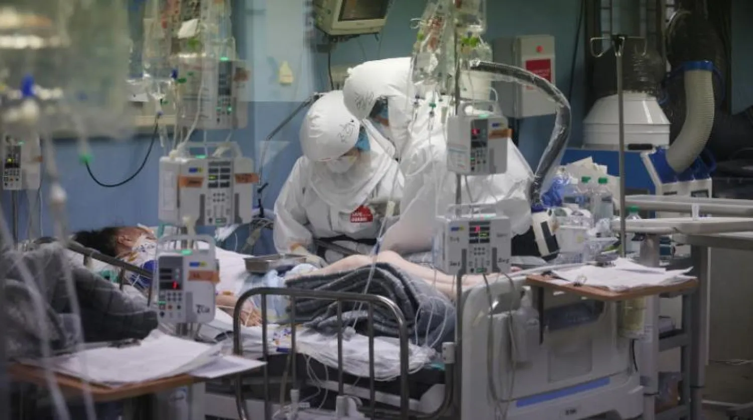 Koronavirüs hastalarıyla ilgilenen doktorlar (Reuters)