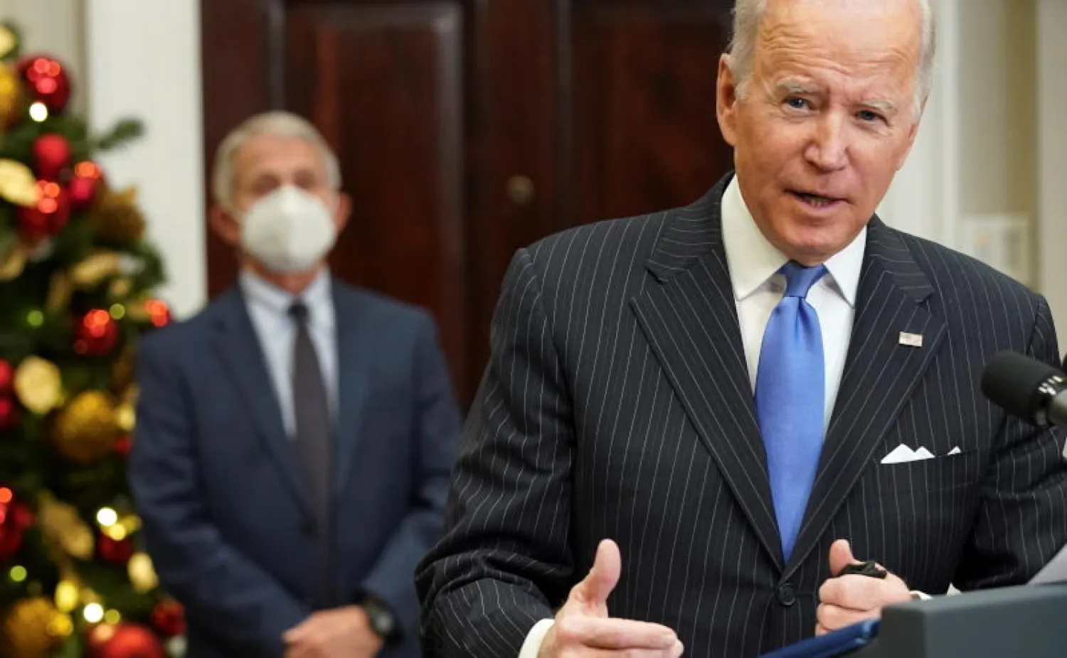 الرئيس الأميركي جو بايدن وخلفه مستشار البيت الأبيض بشأن وباء كوفيد - 19 أنتوني فاوتشي (رويترز)