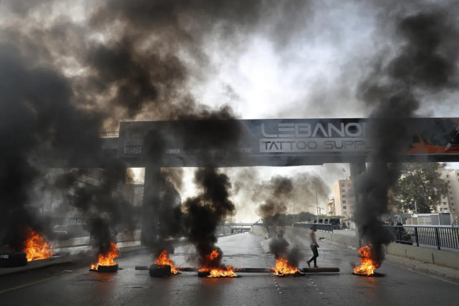 قطع طريق رئيسي يؤدي إلى مطار بيروت (أ.ب)