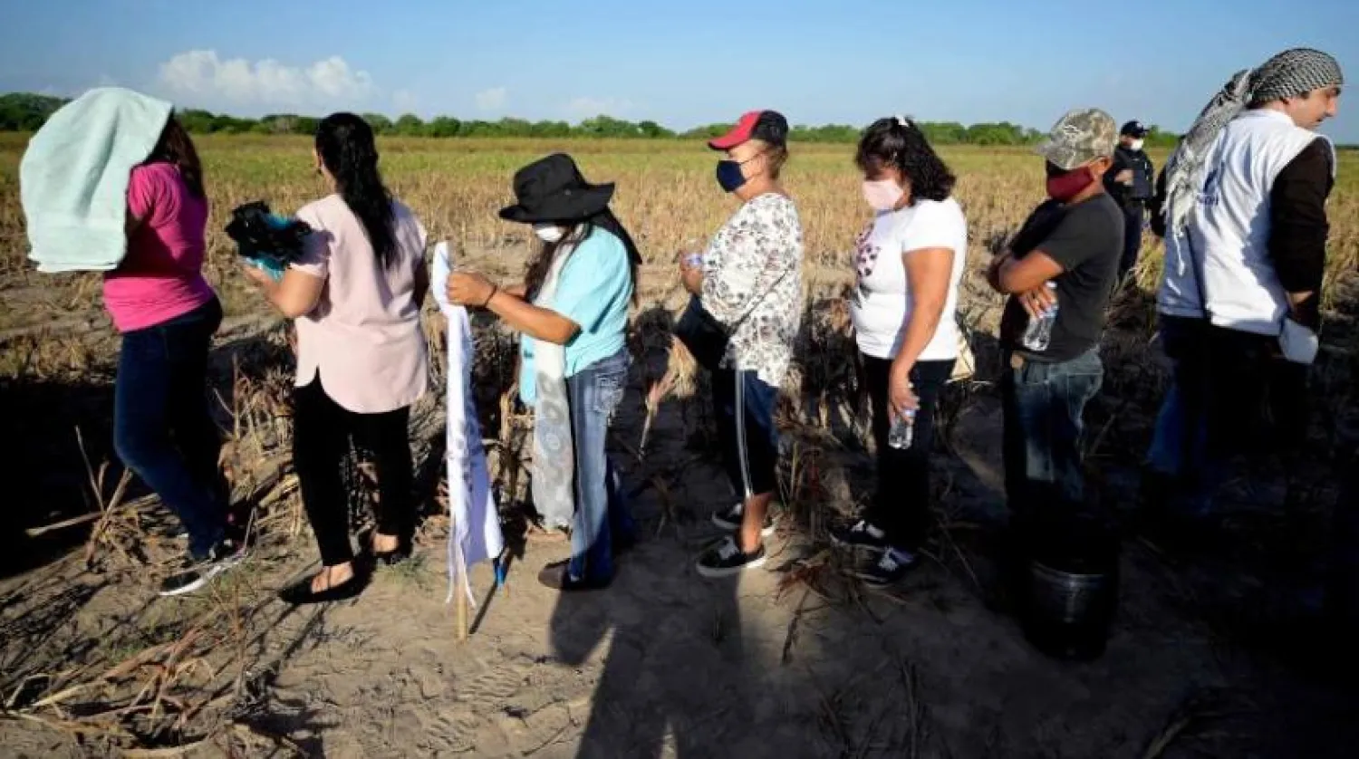 Kayıpların yakınları Tamaulipas eyaletindeki sınır kenti Matamoros’ta La Bartolina bölgesine girmek için bekliyor (AFP)