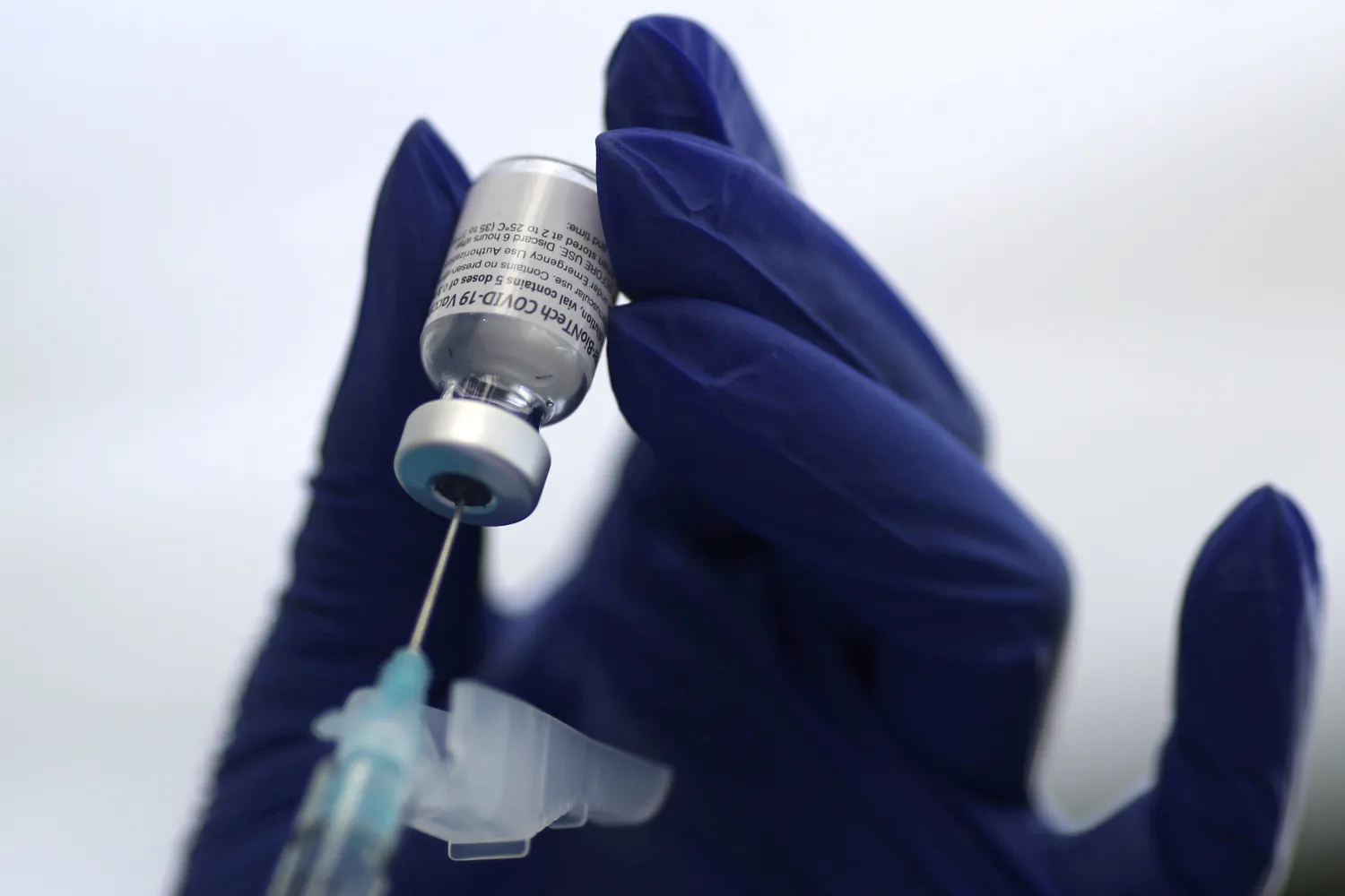 A healthcare worker prepares a Pfizer coronavirus disease (COVID-19) vaccination in Los Angeles, California, US, January 7, 2021. REUTERS/Lucy Nicholson/File Photo