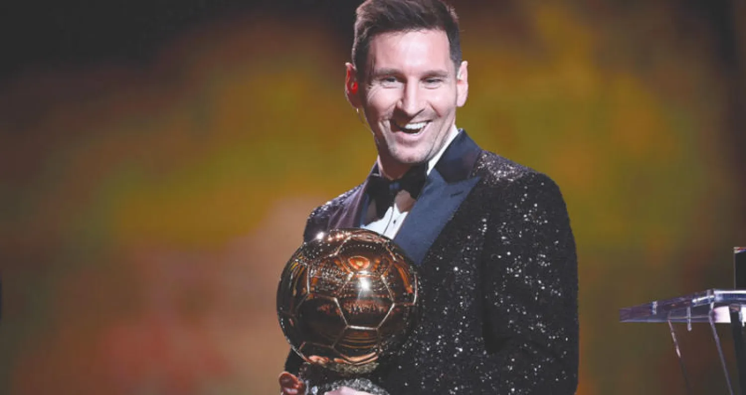 ميسي على منصة التتويج بكرة ذهبية جديدة (أ.ف.ب)