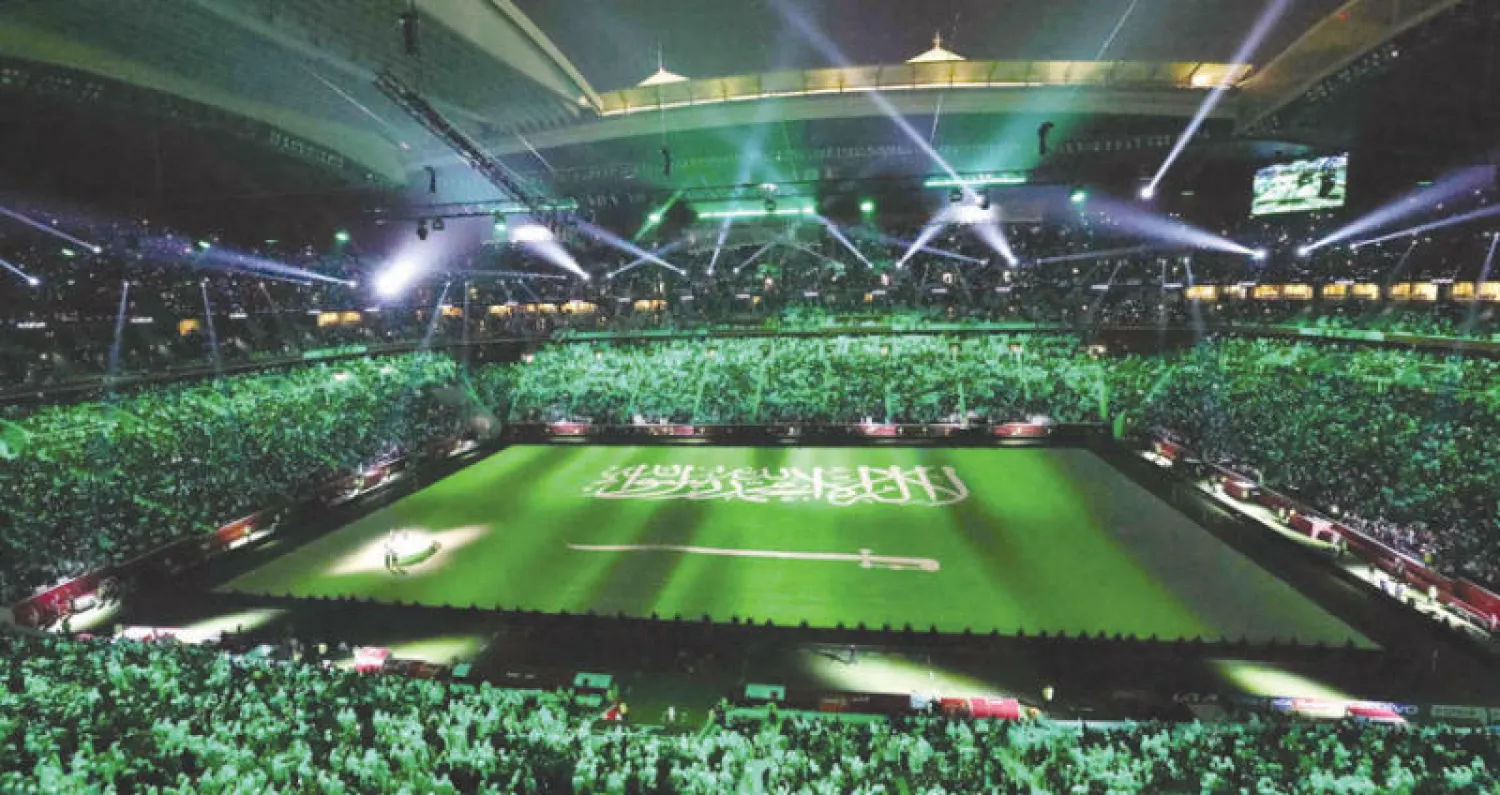 العلم السعودي خلال إحدى فقرات الحفل في استاد البيت (أ.ف.ب)