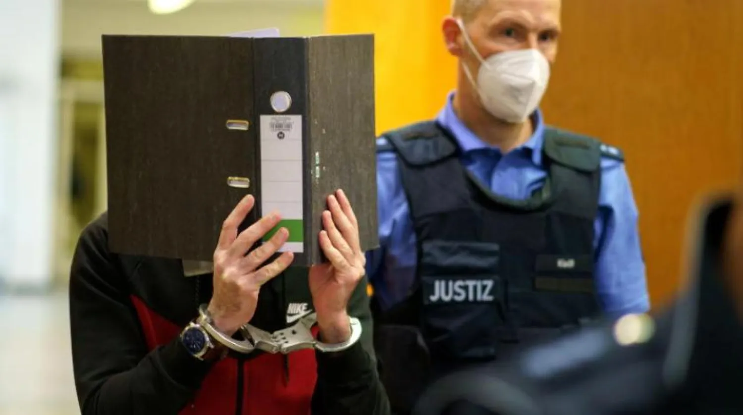 Taha el-Cumaili, Frankfurt’taki mahkemede yüzünü kapattı (Reuters)