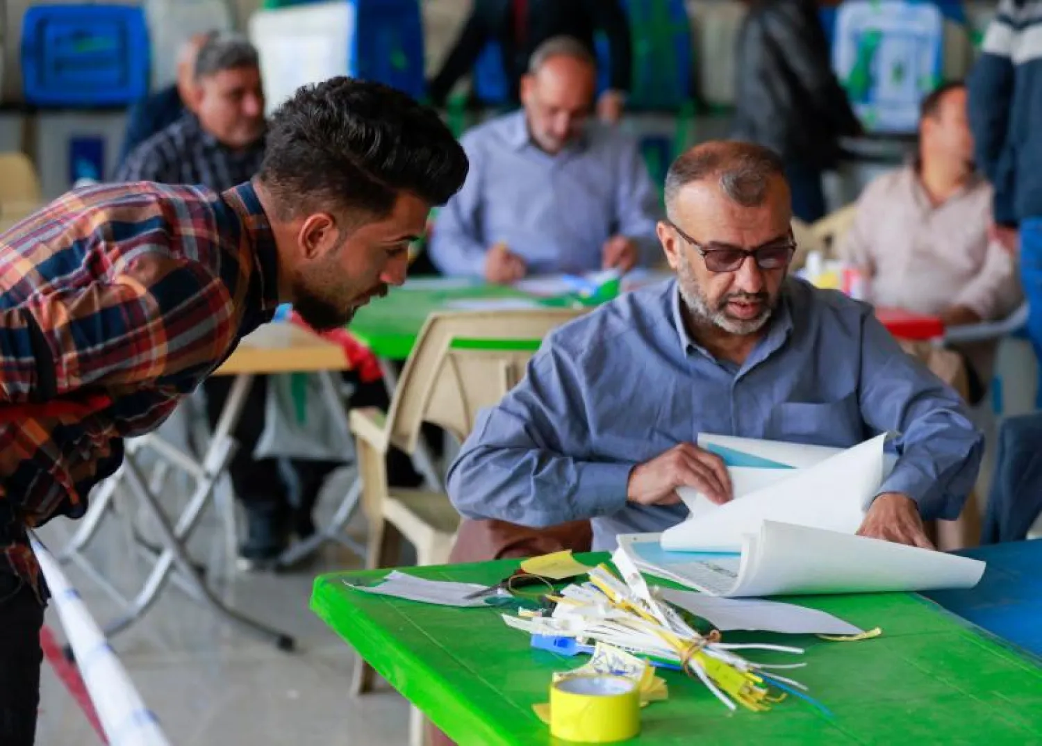 إعادة فرز الأصوات في أحد مراكز اللجنة الانتخابية العليا في بغداد (أ.ف.ب)
