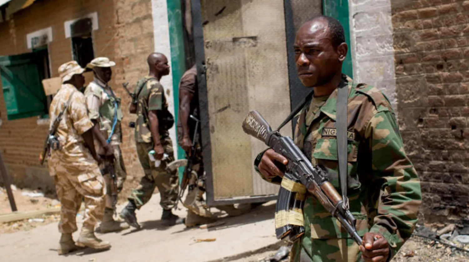 قوات نيجيرية تتفقد سجن باما الذي استخدمته منظمة «بوكو حرام» لاحتجاز أي معارضين ورغم استعاد الجيش النيجيري بلدة باما من «بوكو حرام»، لكن لا تزال هناك بوادر على عمليات قتل جماعي نفذتها المنظمة الإرهابية (أ.ف.ب)



المصحح: عبد الرحمن - مقلد