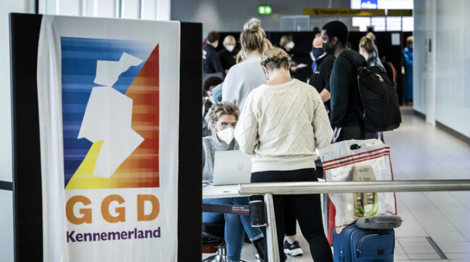 فحص كورونا للواصلين إلى جنوب أفريقيا (إ.ب.أ)