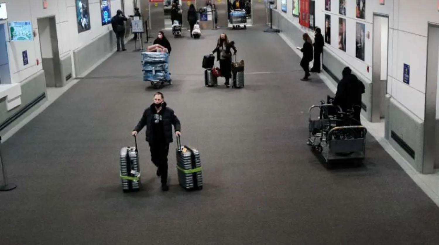 ABD'nin New Jersey eyaletindeki Newark Havalimanı'na Güney Afrika'dan gelen yolcular (AFP)