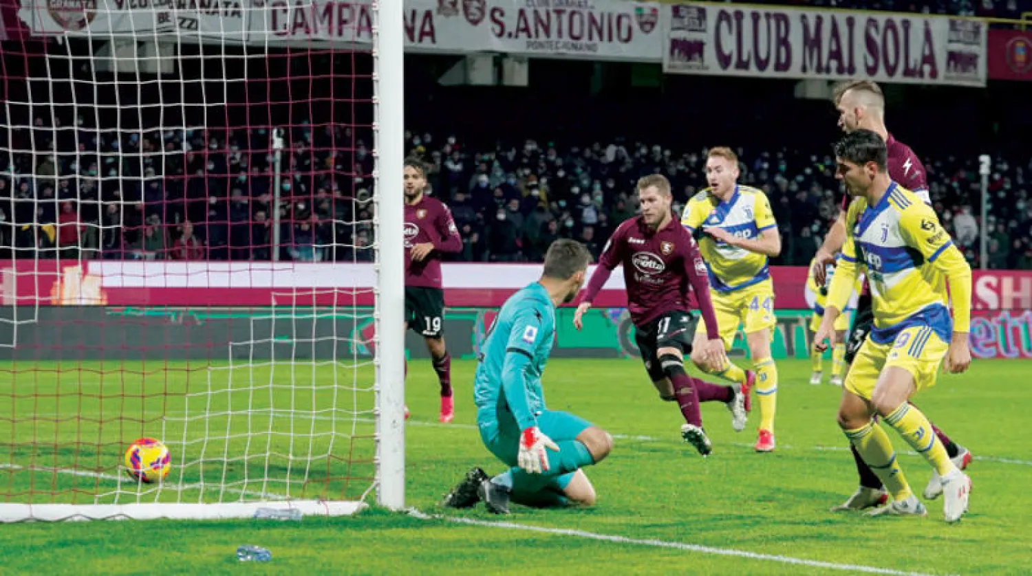 موراتا (يمين) يضيف الهدف الثاني ليوفنتوس (إ.ب.أ)