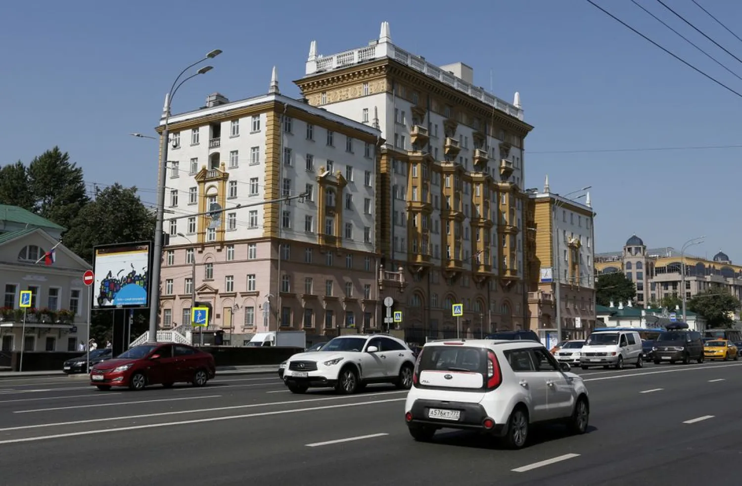 Vehicles drive past the embassy of the US in Moscow, Russia August 21, 2017. REUTERS/Grigory Dukor/File Photo


