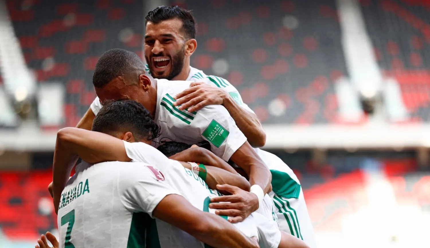 فرحة جزائرية بهدف المهاجم بغداد بو نجاح ( أ.ف.ب) 