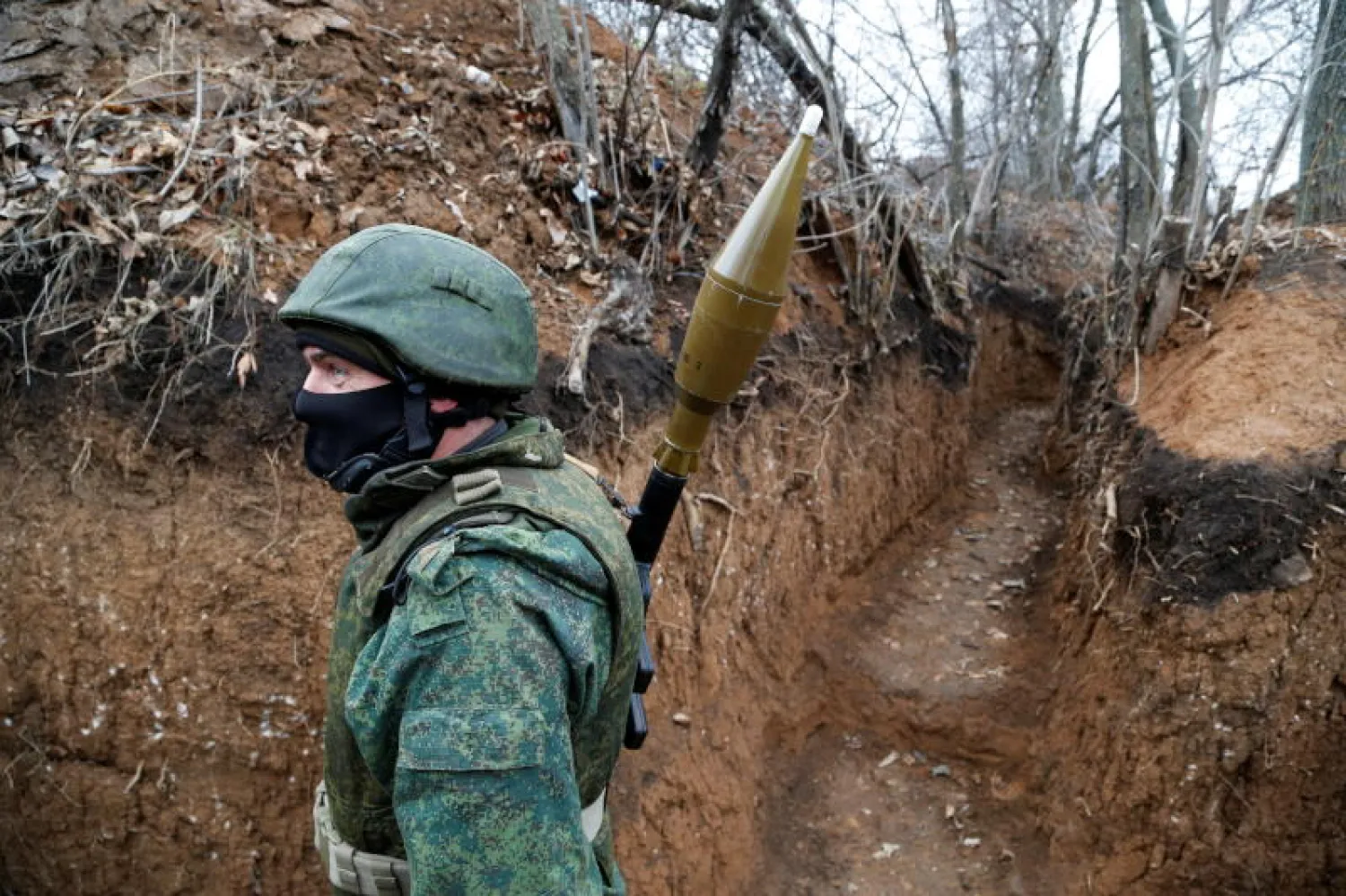 أحد الانفصاليين الموالين لروسيا في شرق أوكرانيا (رويترز)