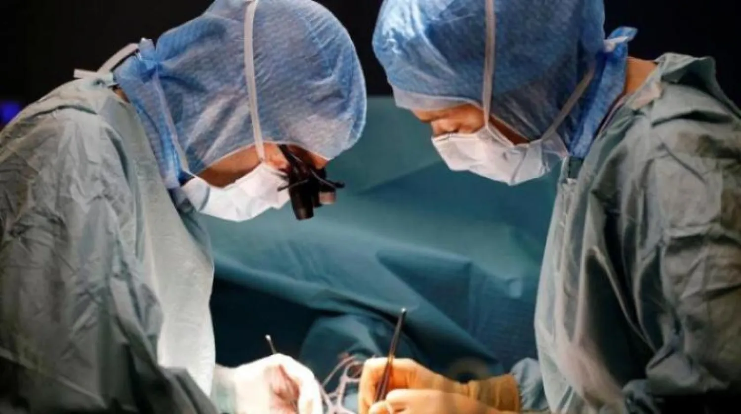 Ameliyat yapan doktorlar (Arşiv - Reuters)
