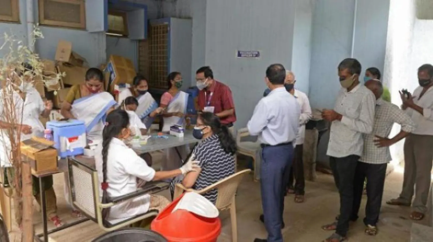 İnsanlar Haydarabad'daki bir birinci basamak sağlık merkezinde koronavirüs aşısı için sıraya giriyor  (AFP)
