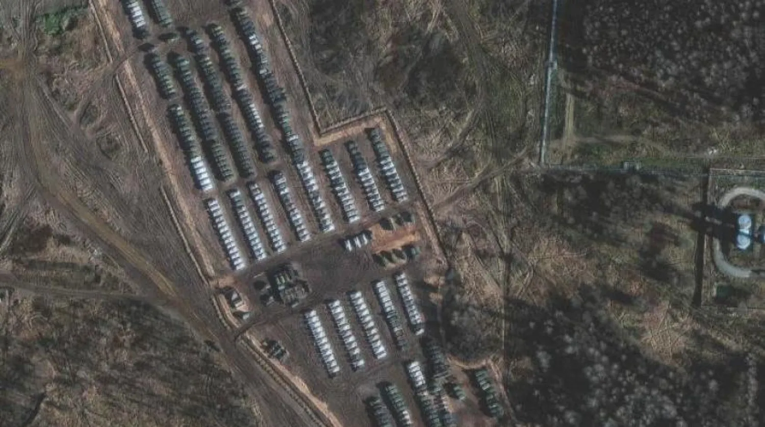 Rusya’nın Yelnya şehrinin kuzey ucunda tank, zırhlı personel taşıyıcı ve destek ekipmanlarını içeren takviyesinin uydu görüntüsü (AFP)