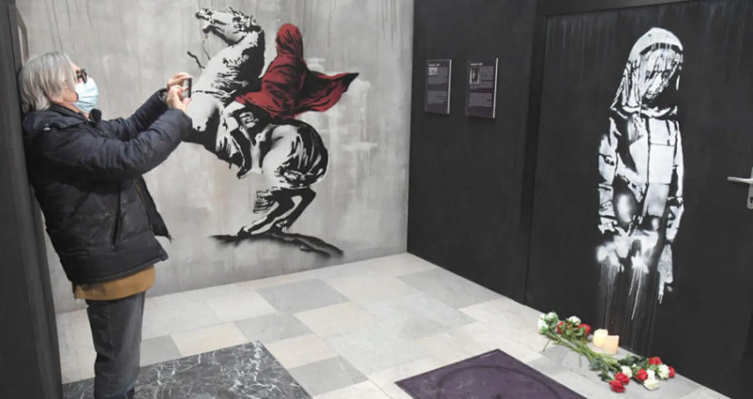 يقدم معرض ميلانو 130 نسخة بالحجم الطبيعي من أعمال فنان الشوارع البريطاني الغامض (إ.ب.أ)