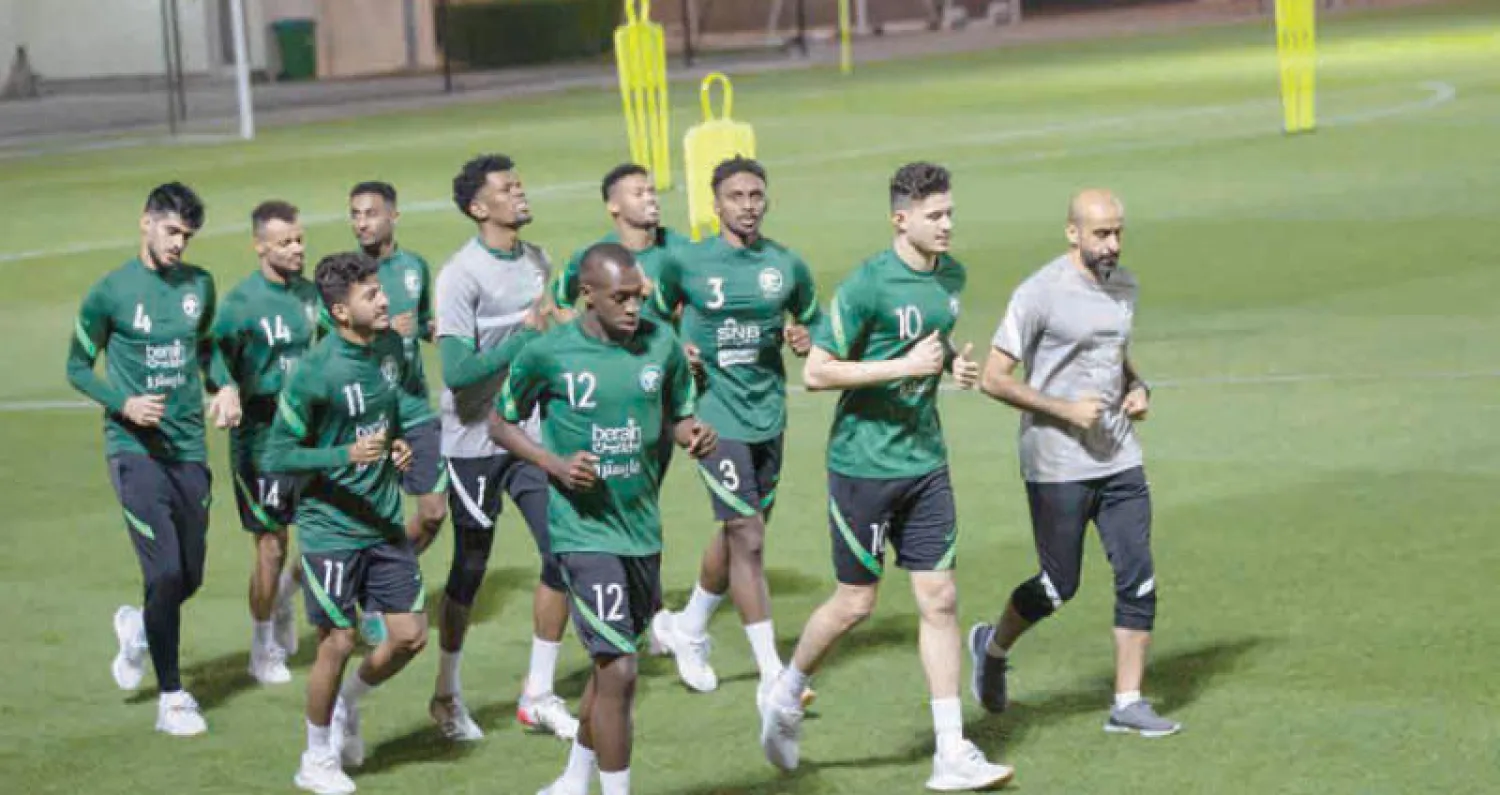 من تدريبات المنتخب السعودي أمس استعداداً لمواجهة فلسطين (تصوير: محمد المانع)