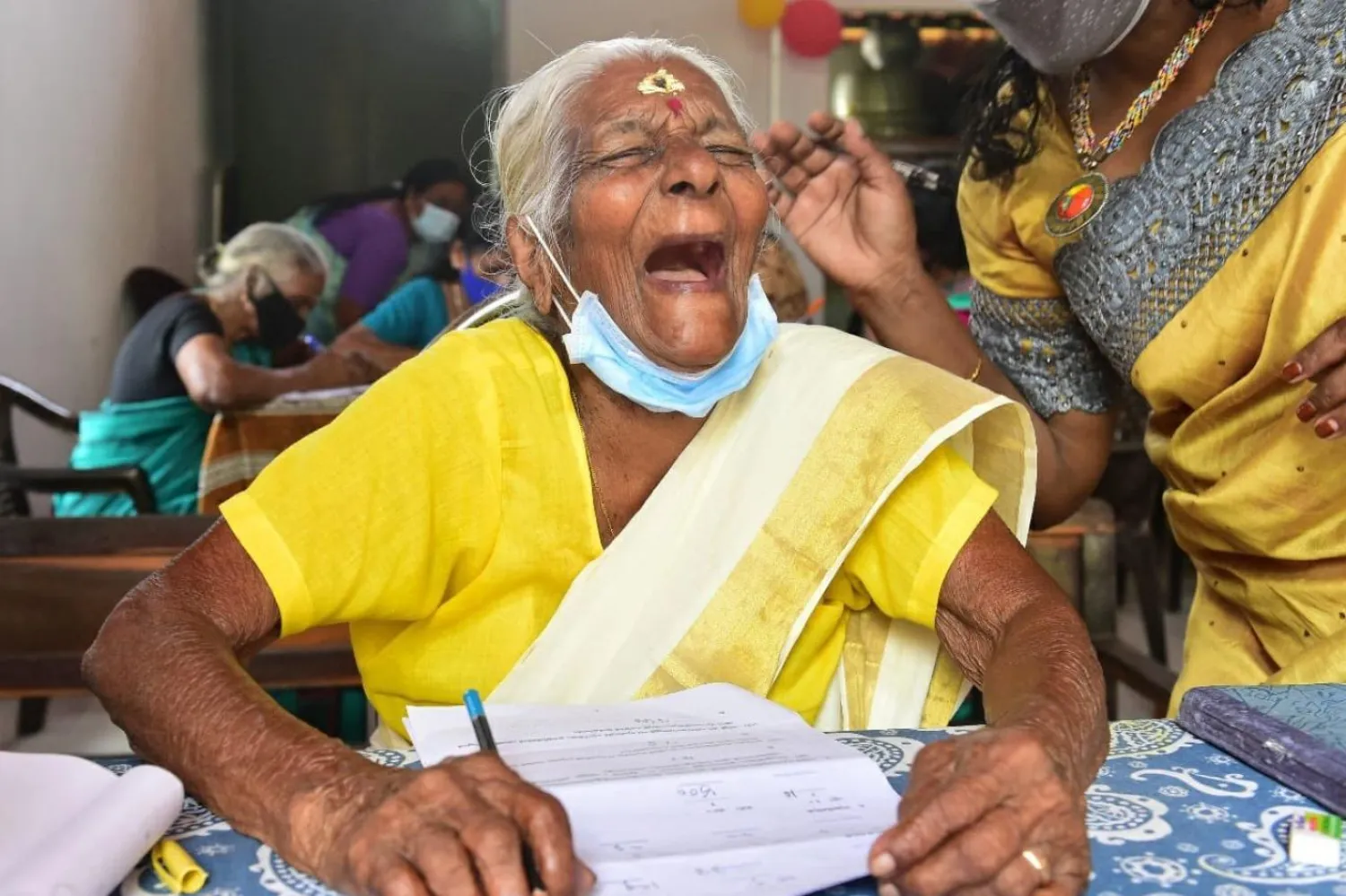 Hiç okula gitmeyen ve 16 yaşında evlenen Kuttiyamma, önceden sadece bazı kısa kelimeleri okuyabiliyordu (Malayalama Manorama)

