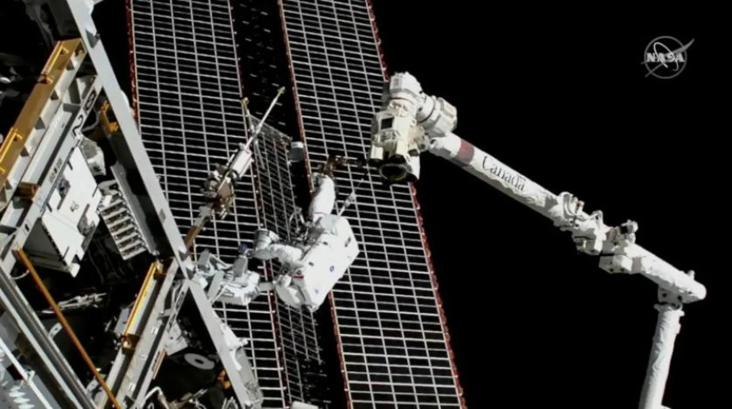 İki astronot, Uluslararası Uzay İstasyonu’ndaki bir anteni değiştiriyor (Reuters)
