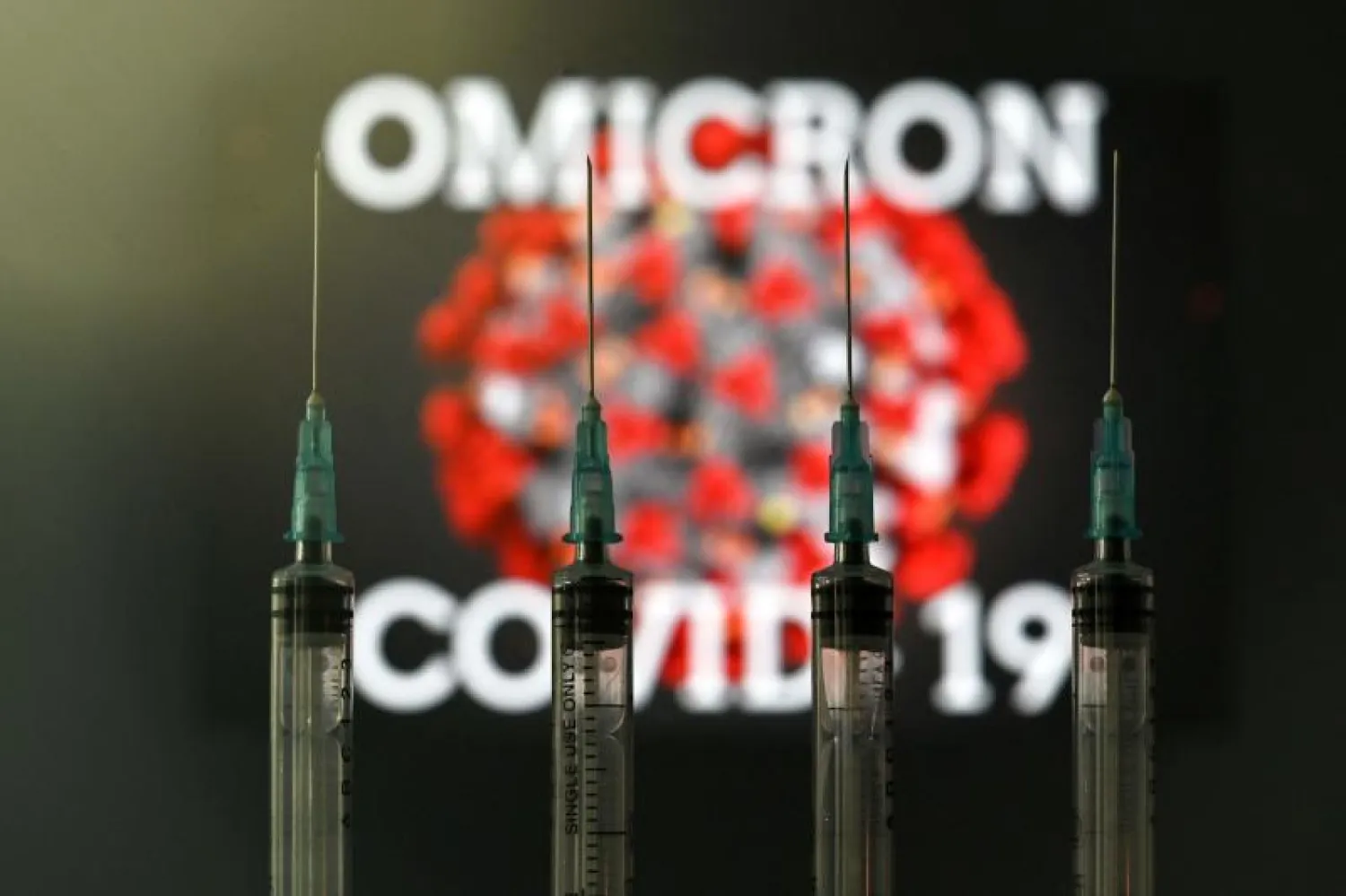 تم اكتشاف أكثر من 40 حالة من «أوميكرون» في بريطانيا لكن الرقم الحقيقي قد يكون أعلى من ذلك (أ.ف.ب)